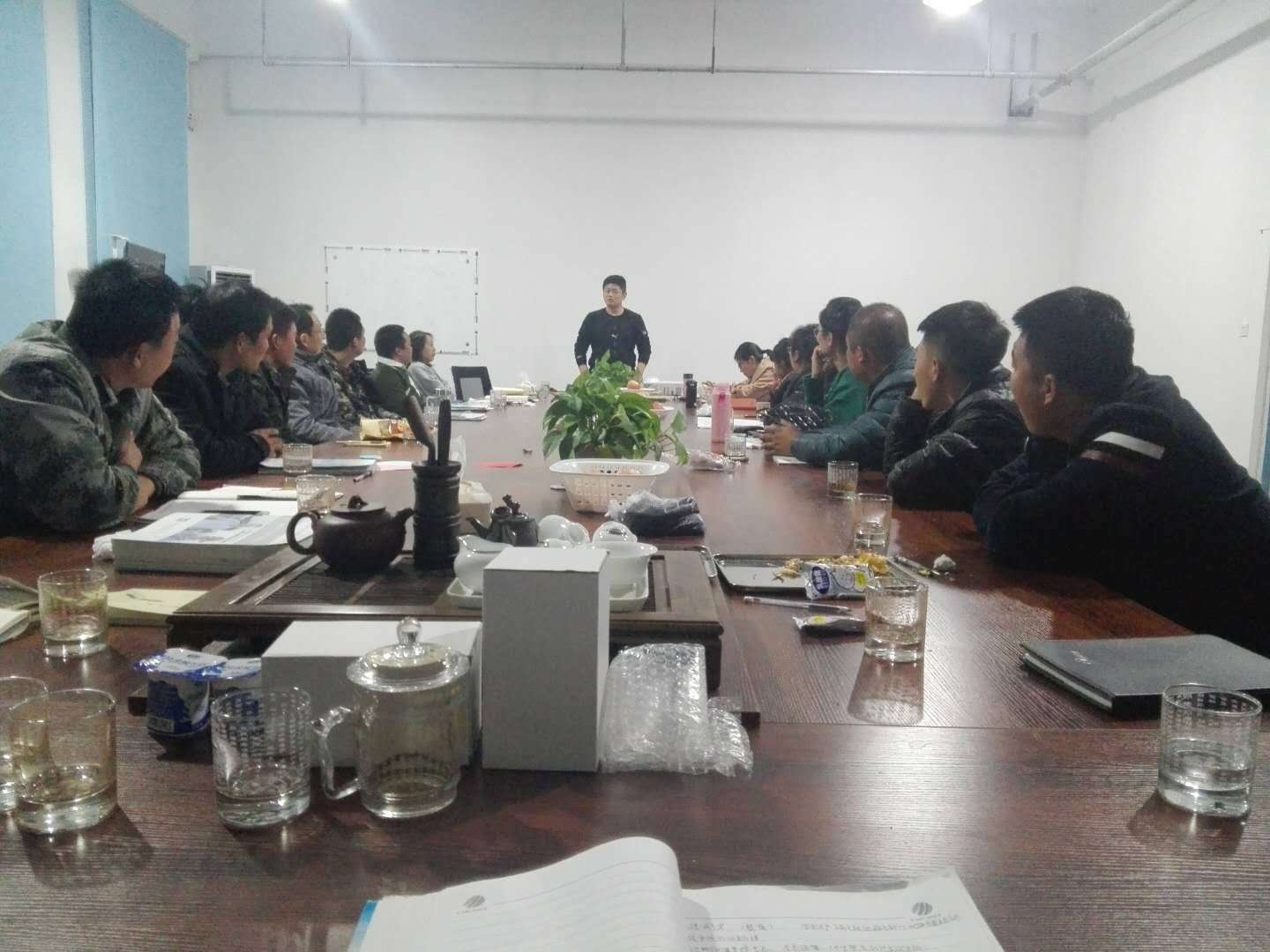 優(yōu)秀員工進(jìn)行“我的海藍(lán)夢”演講